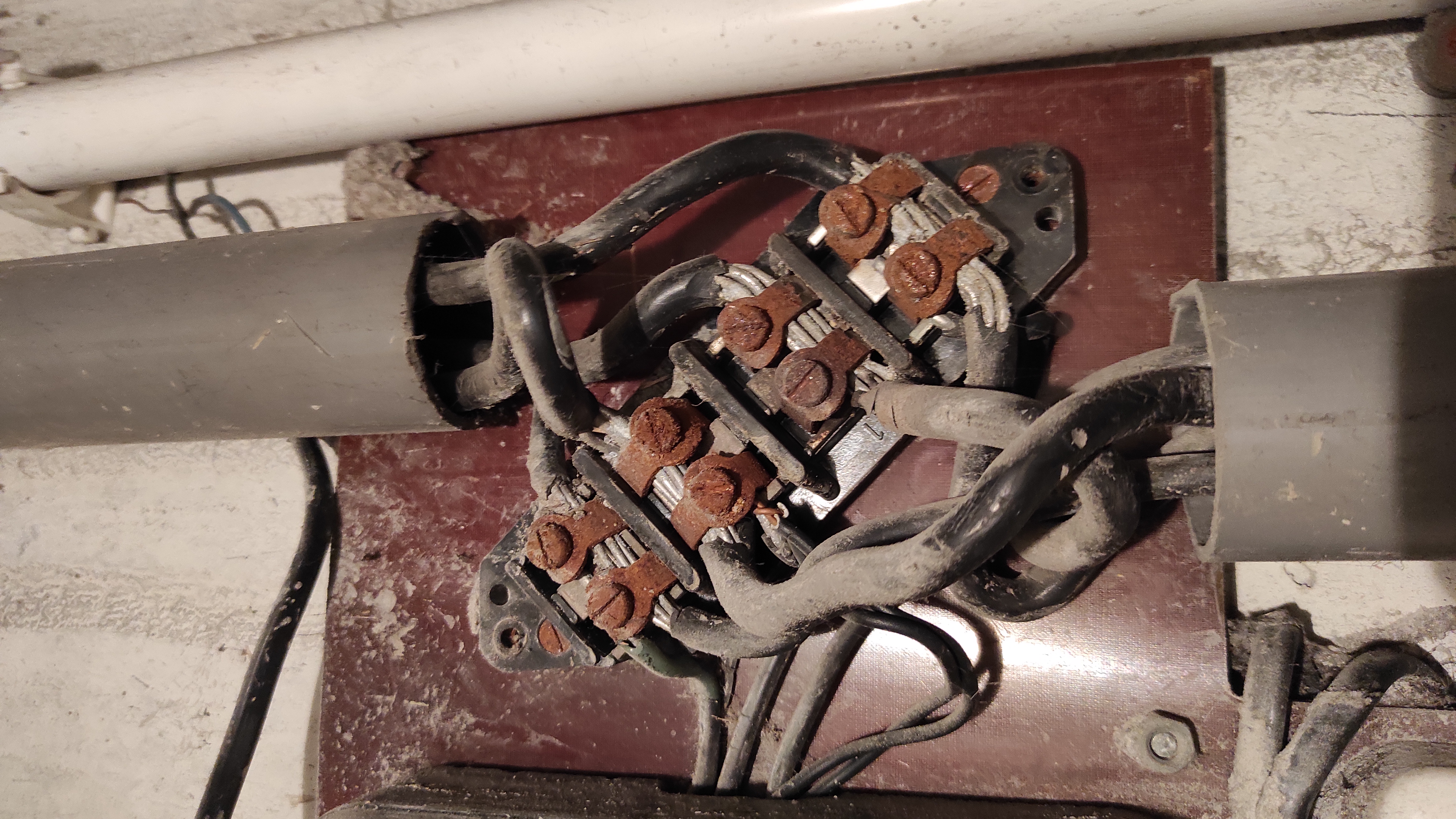 stare złącze pietrowe w bloku