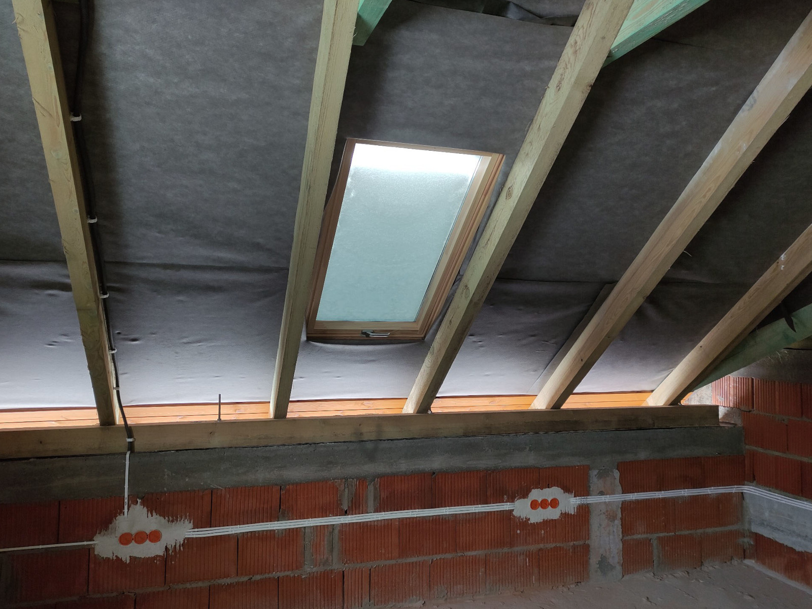 nowa instalacja elektryczna na poddaszu uzytkowym