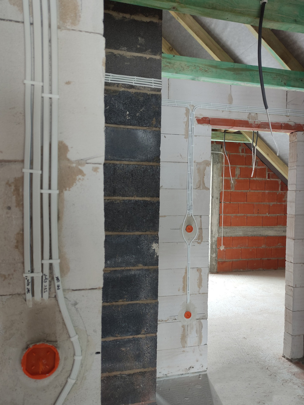 nowa instalacja elektryczna prowadzona pościanach