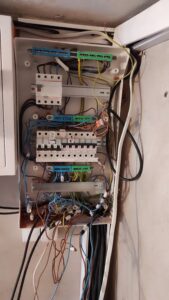 niedokończona rozdzielnica obwodów zewnętrznych