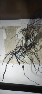 stara rozdzielnica w domu z lat 90-tych