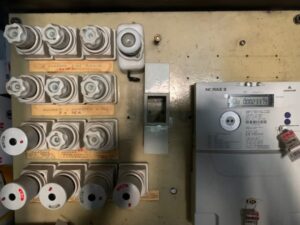 stara rozdzielnica w domu z lat 90-tych